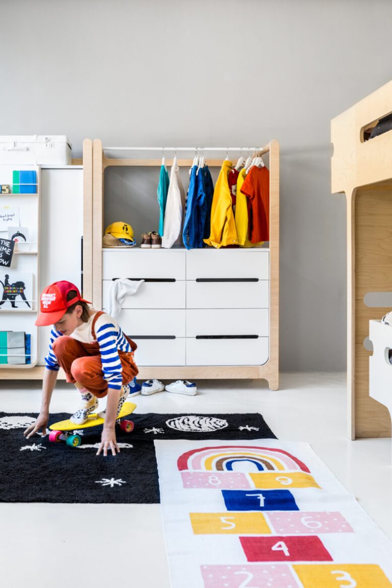 https://ikiddoo.com.ua/wp-content/uploads/2024/07/Ikiddoo-H-dresser-in-kids-playroom-778x1167-1.jpg