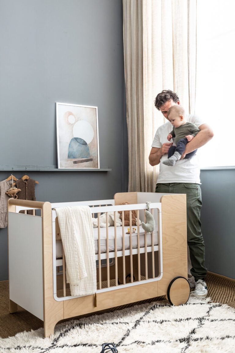 https://ikiddoo.com.ua/wp-content/uploads/2024/07/Ikiddoo-Rocking-Baby-Cot-with-Baby03-778x1167-1.jpg