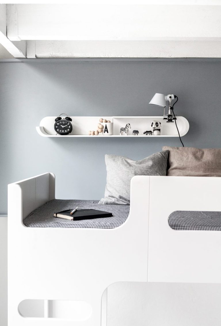 https://ikiddoo.com.ua/wp-content/uploads/2024/07/LIFESTYLE-Ikiddoo-S-shelf-white-with-white-metal-869x1280-1.jpg